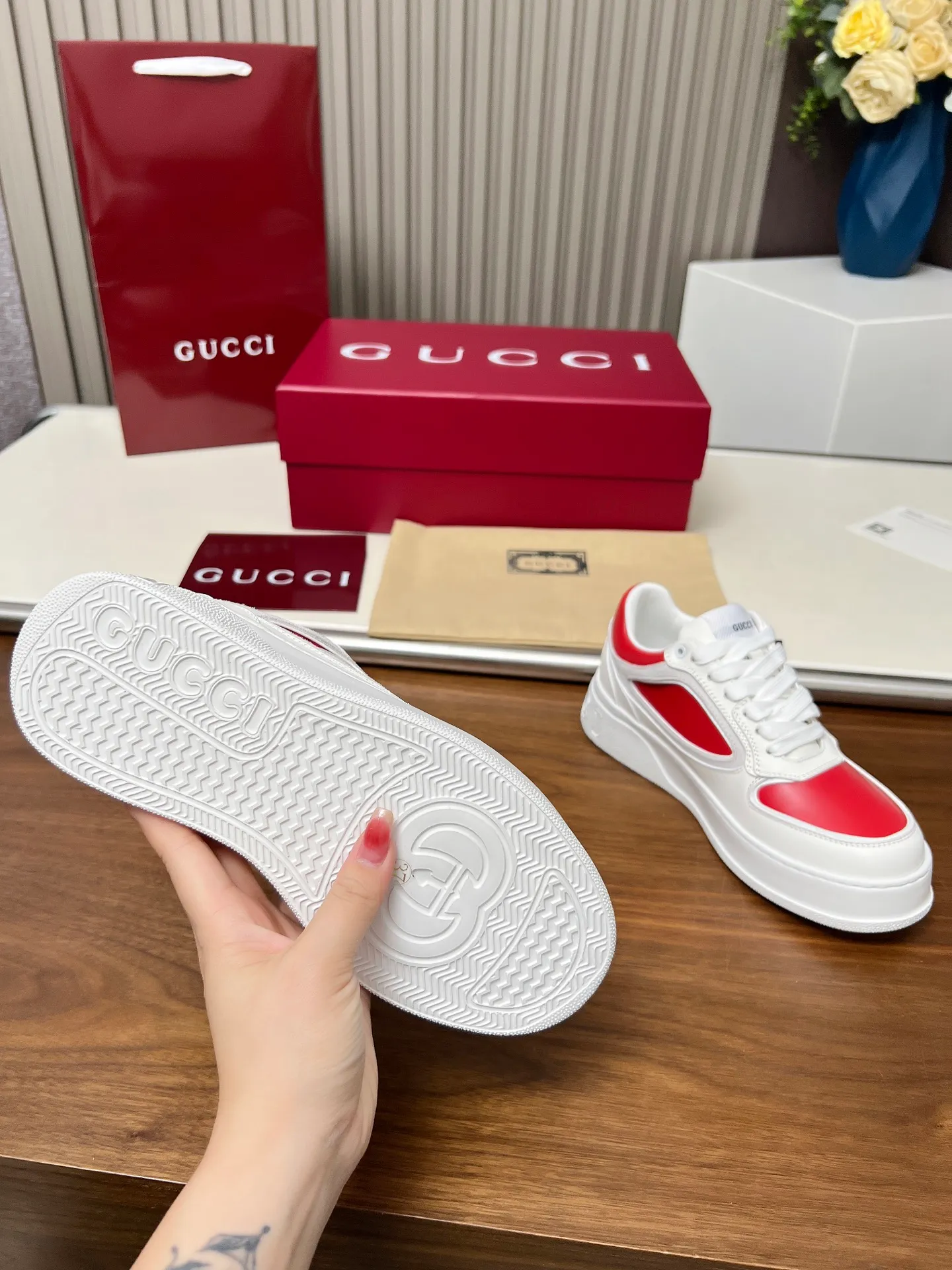 👟👟Ex-factory price 560👟👟Gucci casual sneakers, top version! Oil edge craftsmanship🌸🌸🌸1:1 reproduction. New model for early spring, creating a perfect style💣💣💣street style🔥🔥🔥Cool and stylish C-position fashionable outfit with retro and futuristic feel🌹🌹🌹Classic shoe shape, showing exquisite texture! Open mold to customize high-density outsole. Comes fully packaged. Size: Female 35-46. Fabric: Imported cowhide...men and women